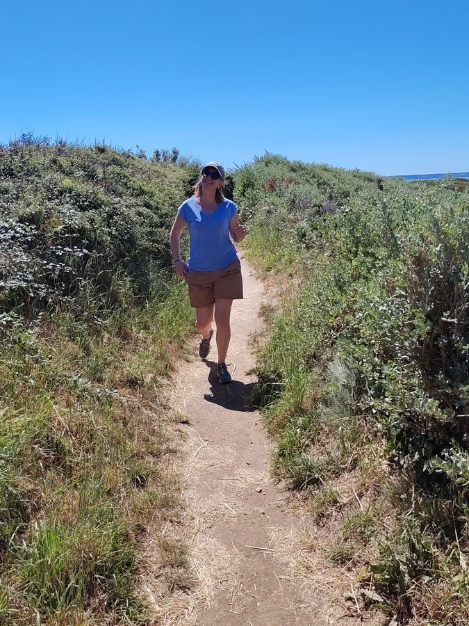 Les premiers mètres sur le sentier, le pas encore hésitant.