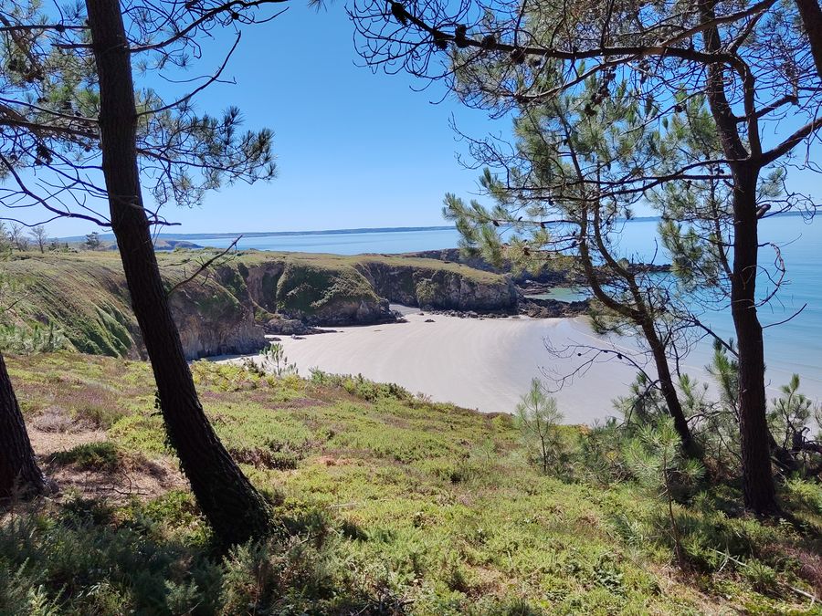 En contrebas, une plage cachée au creux des terres.