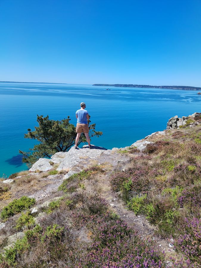 Debout au bord du monde, un instant.
