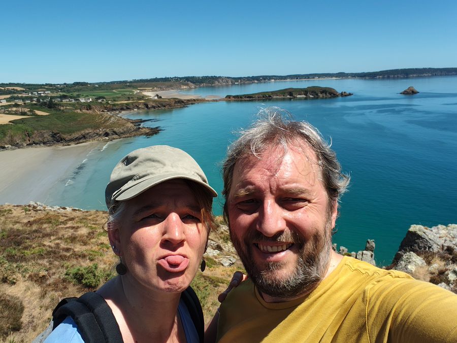 Nous deux, et derrière nous toute la côte.