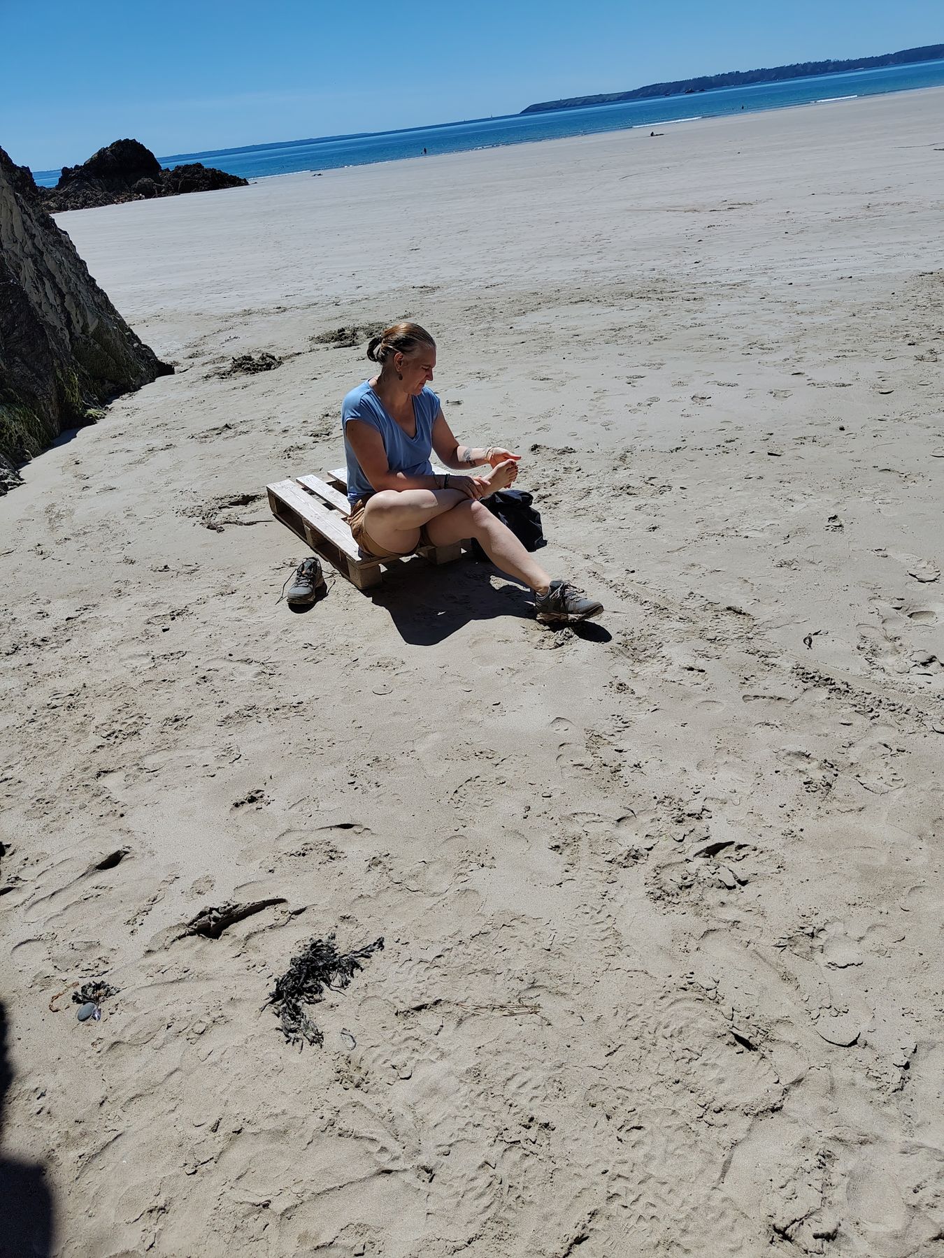 Fin d'après-midi sur le sable, les chaussures enfin retirées.