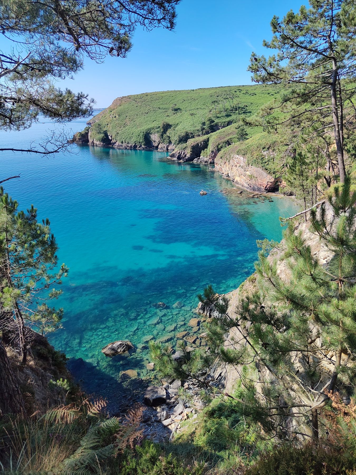 Une crique secrète, l'eau couleur de lagon.