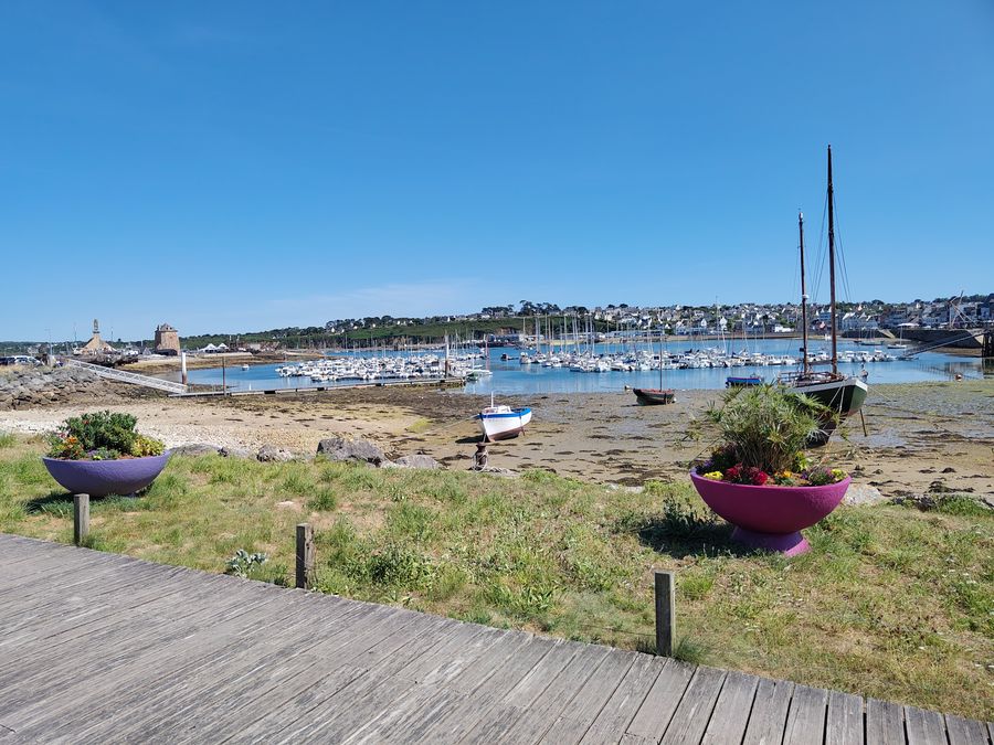 Le port de Morgat, les mâts, la fin du jour.