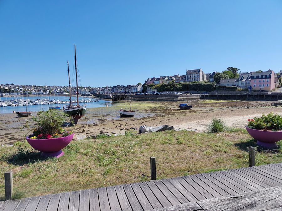 Le port de Morgat, les mâts, la fin du jour.