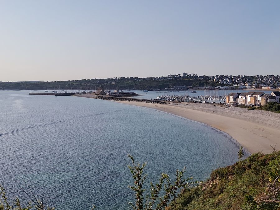 Camaret encore endormie, vue d'en haut.