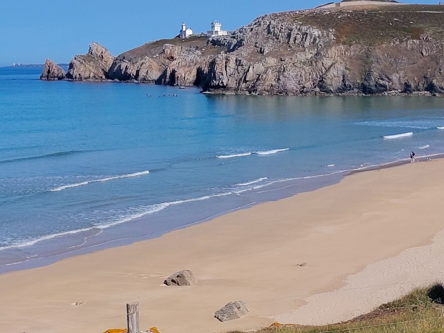 La plage sauvage, offerte au vent.