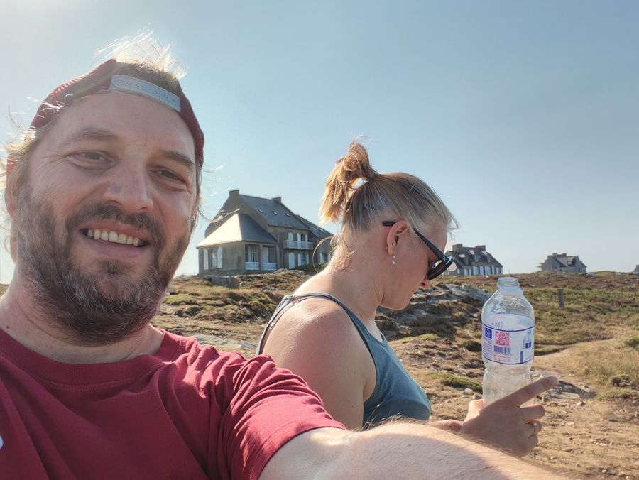 Nous deux, et la petite maison au loin.