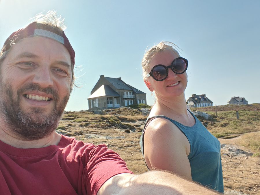 Nous deux, et la petite maison au loin.