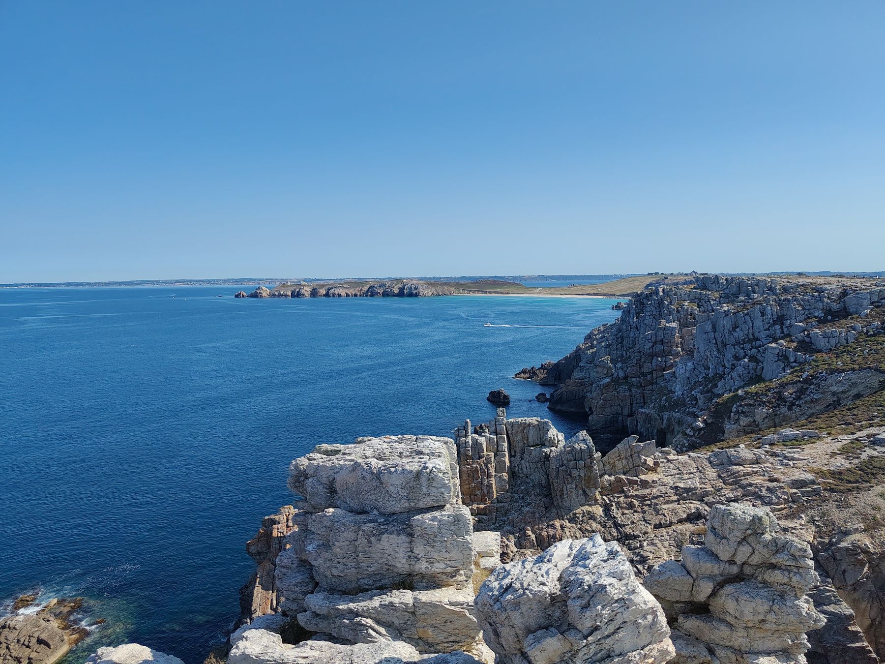 La Pointe de Pen-Hir, tranchant la mer.