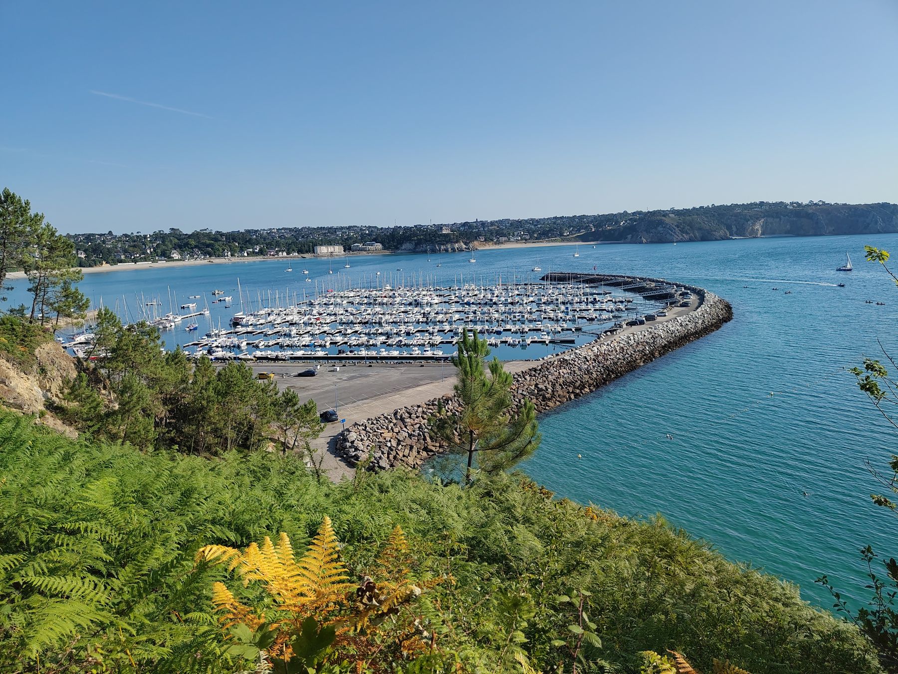 Le port de Morgat et sa digue, vus des hauteurs.