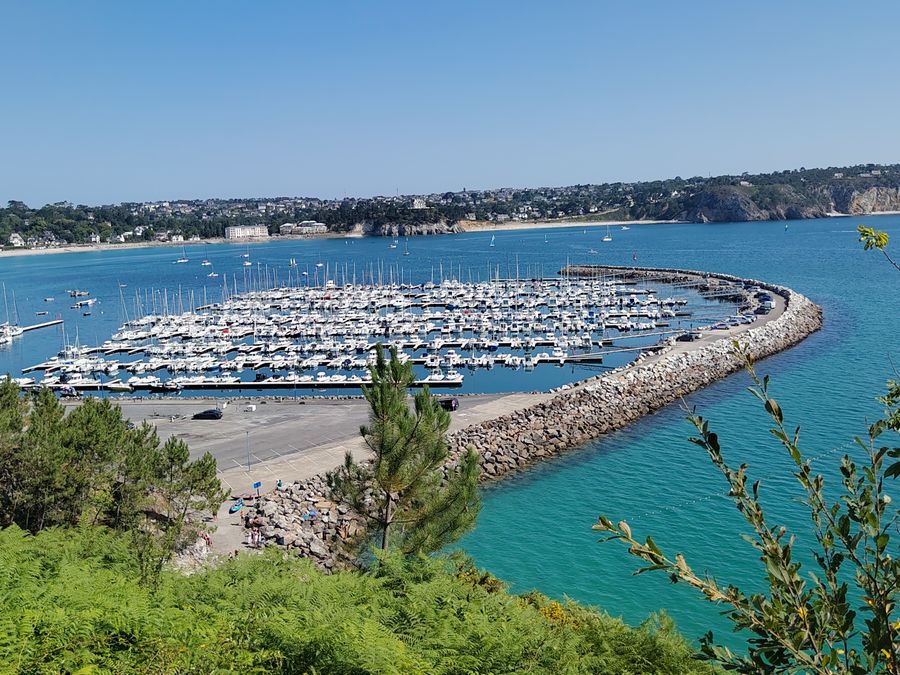 Les voiliers immobiles, la mer qui respire.