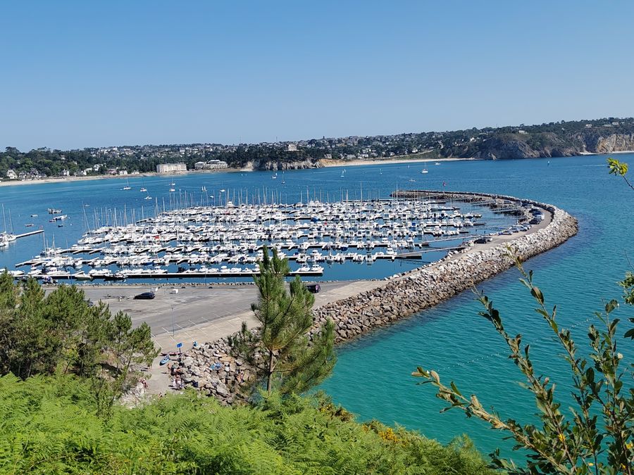 Les voiliers immobiles, la mer qui respire.
