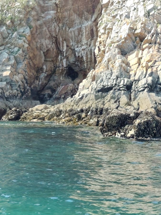 Sous la voûte des grottes, l'eau change de couleur à chaque instant.