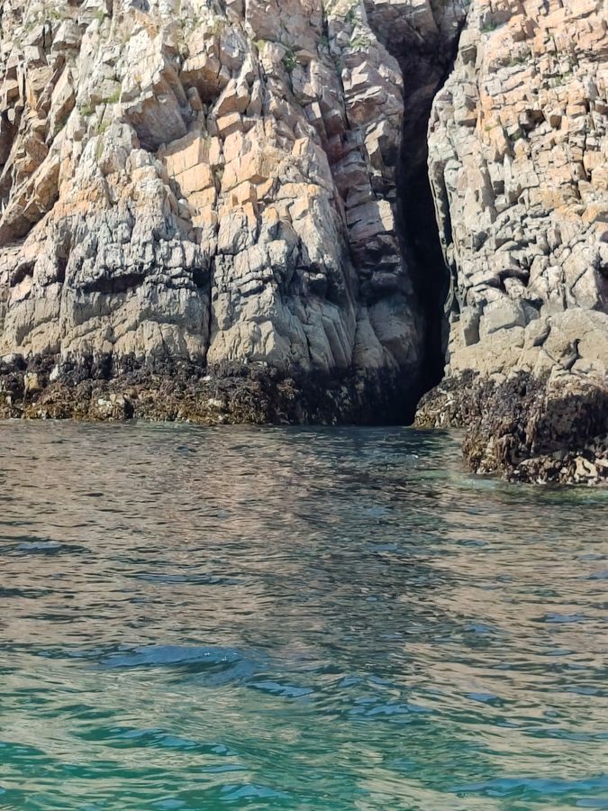 Sous la voûte des grottes, l'eau change de couleur à chaque instant.