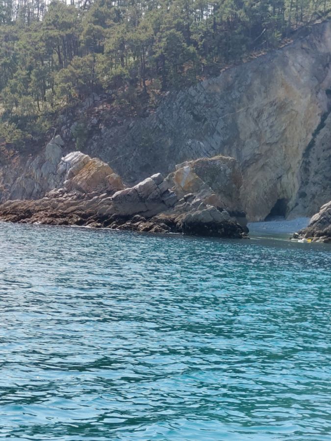 Sous la voûte des grottes, l'eau change de couleur à chaque instant.