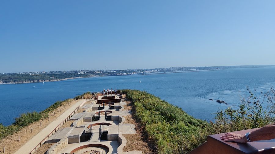 La batterie de la pointe et ses encuvements, tournée vers le goulet de Brest.