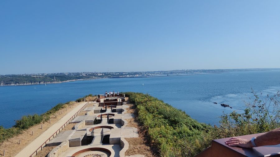 La batterie de la pointe et ses encuvements, tournée vers le goulet de Brest.