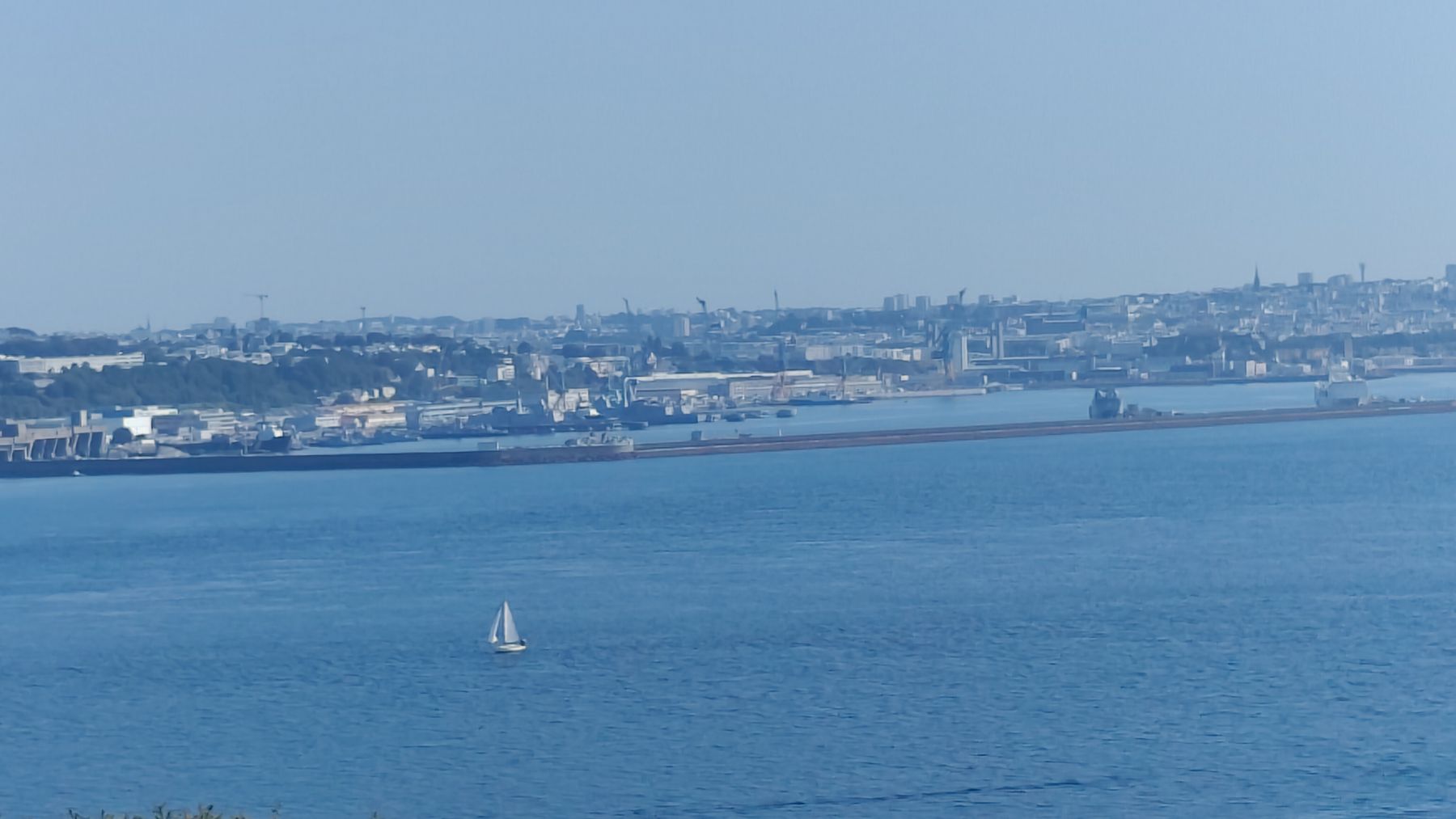 En face, Brest et sa rade, à portée de regard.