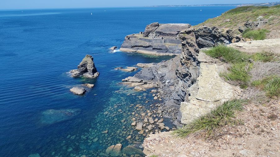 Les ruines du fort, posées sur leur éperon de schiste.