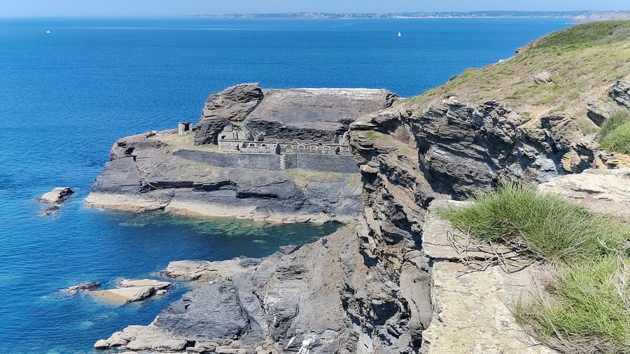 Les ruines du fort, posées sur leur éperon de schiste.