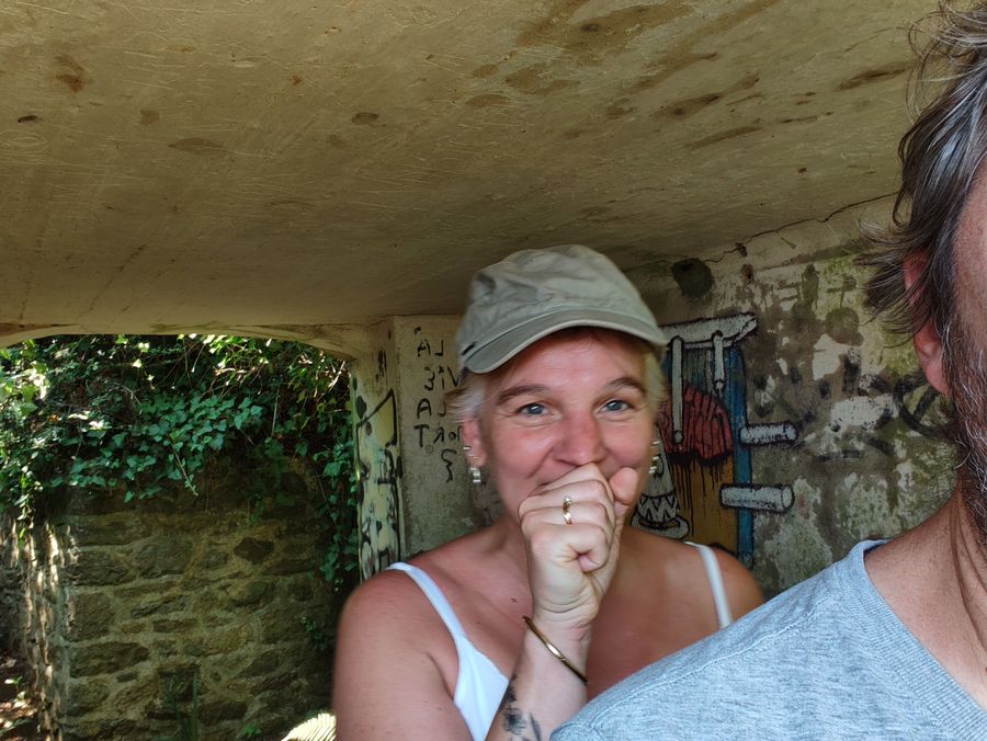À l'abri des vieilles pierres, un moment volé.