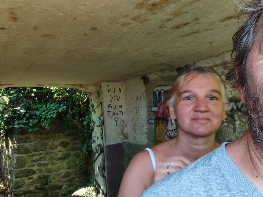 À l'abri des vieilles pierres, un moment volé.