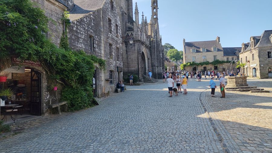Locronan, sa place pavée et ses maisons de granite.