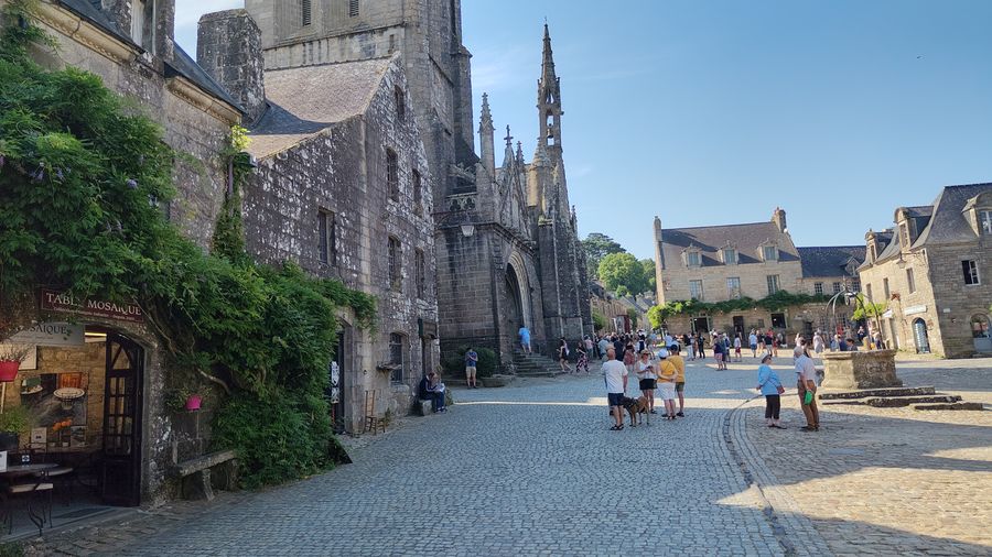 Locronan, sa place pavée et ses maisons de granite.