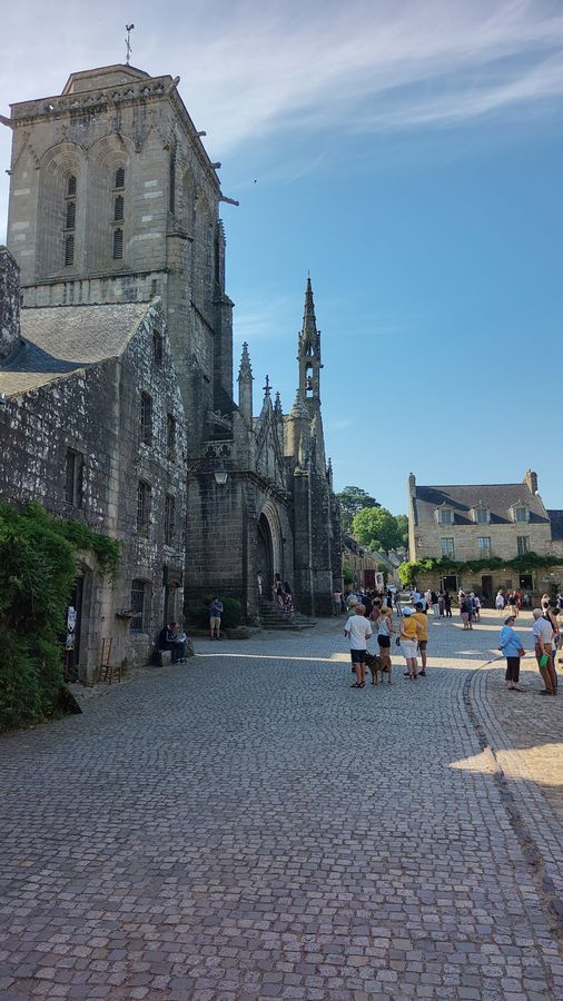 Locronan, sa place pavée et ses maisons de granite.