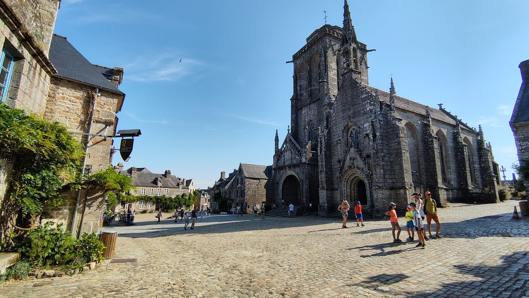 L'église, plantée là depuis des siècles.