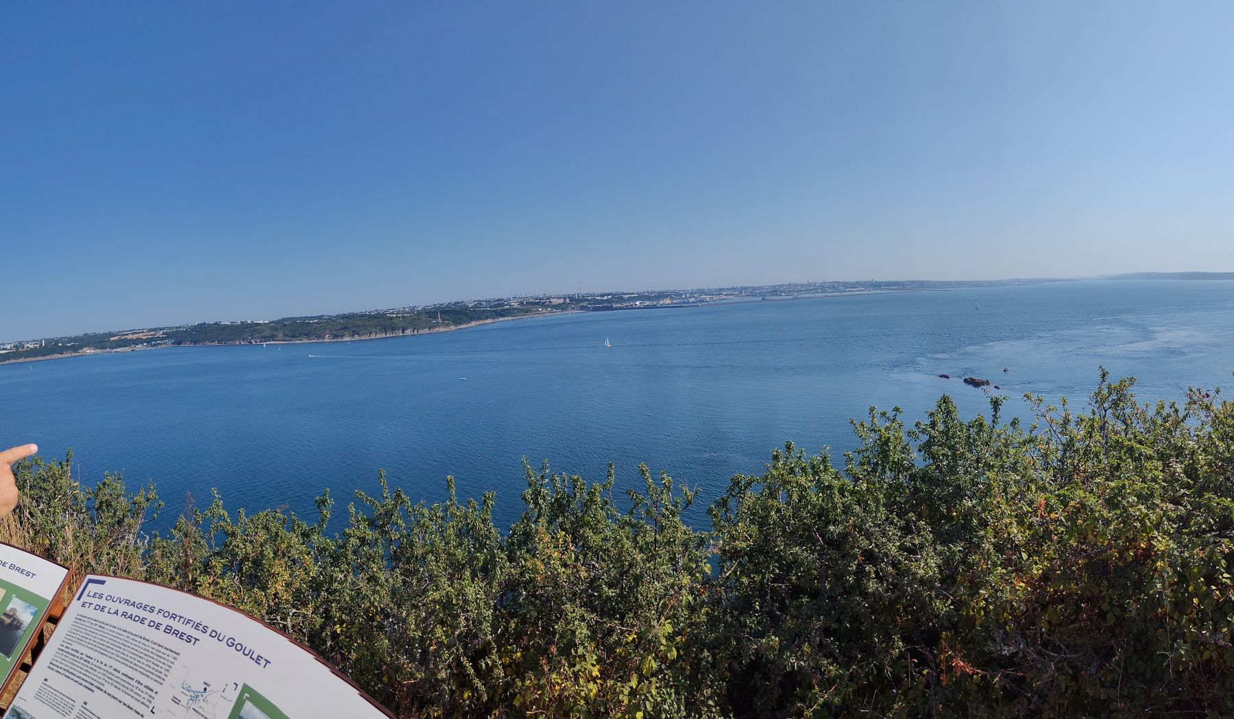La presqu'île de Roscanvel se déroule sous nos yeux.